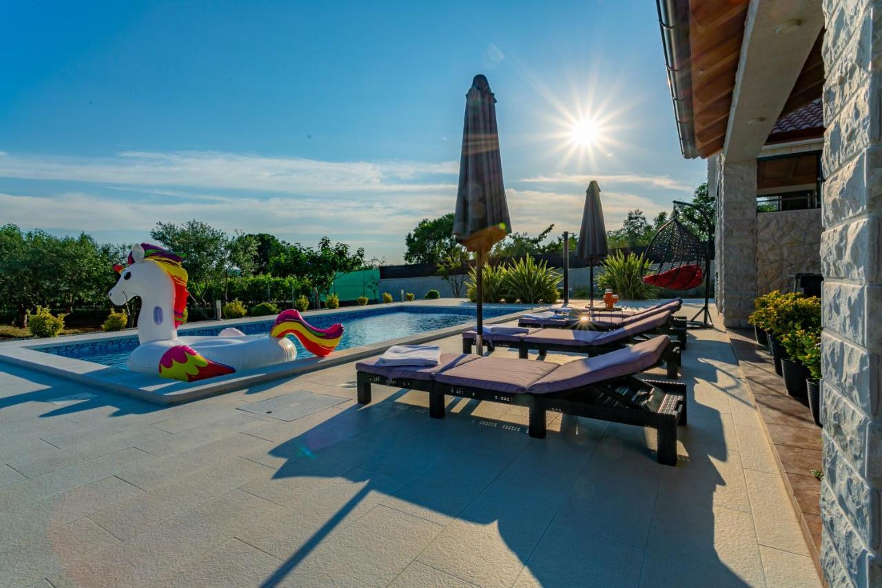 Villa Lorema-Pet Friendly On 5000 Sqm Garden,Pool, Jacuzzi, Billiard&Ps5 Свети-Филип-и-Яков Экстерьер фото